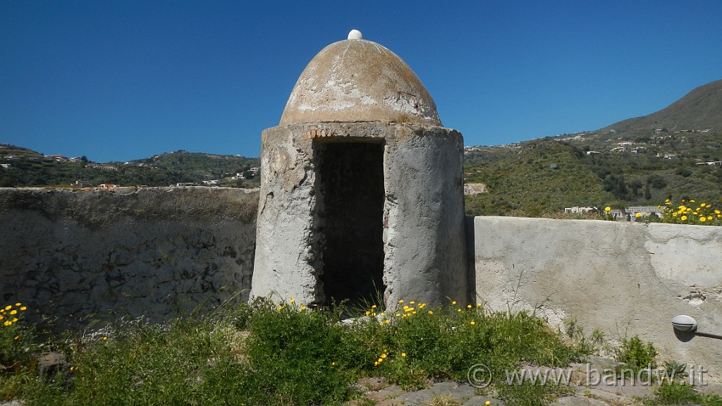 DSCN8851.JPG - Le mura del Castello di Lipari